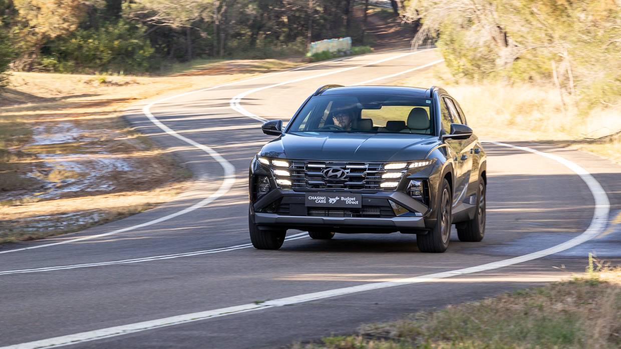 Hyundai Tucson Premium Hybrid 2024 driving front 5