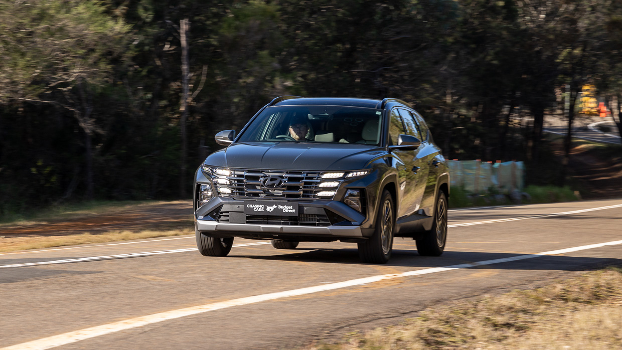 Hyundai Tucson Premium Hybrid 2024 driving front 4