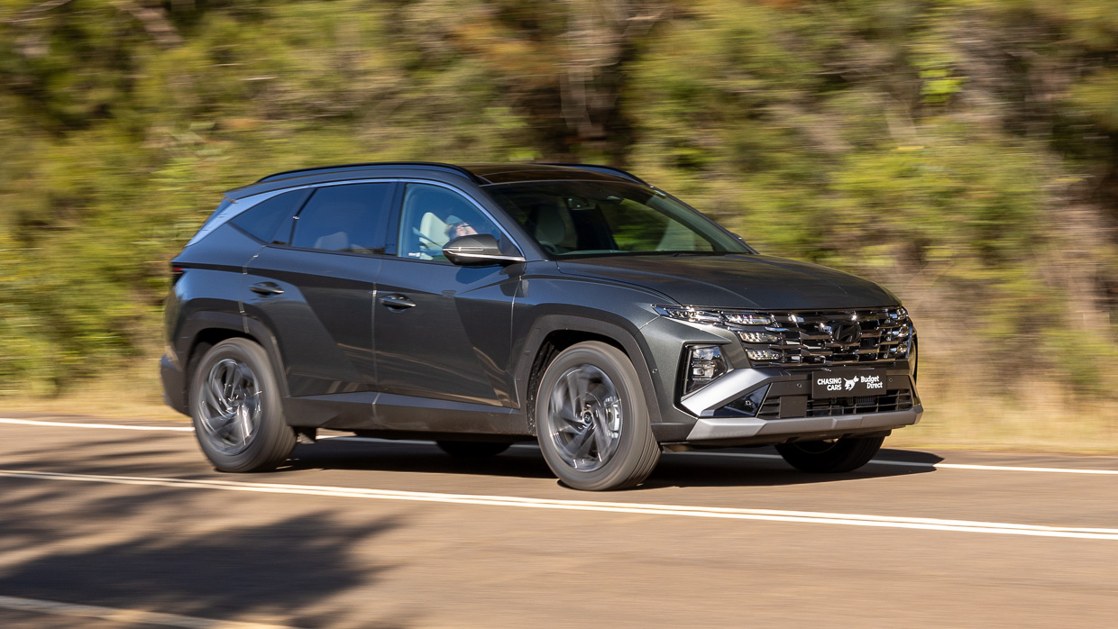 Hyundai Tucson Premium Hybrid 2024 driving front 2