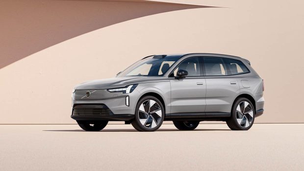2024 Volvo EX90 front 3/4 static image