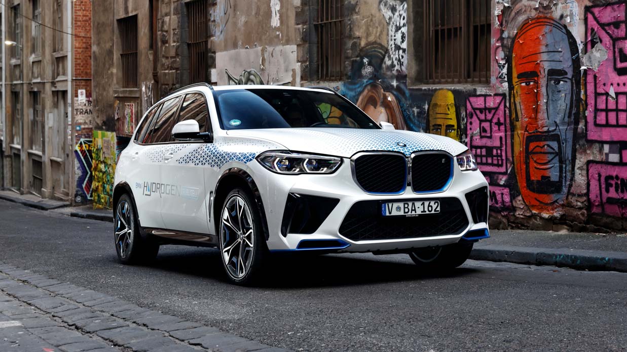 BMW iX5 hydrogen 2024 city 2