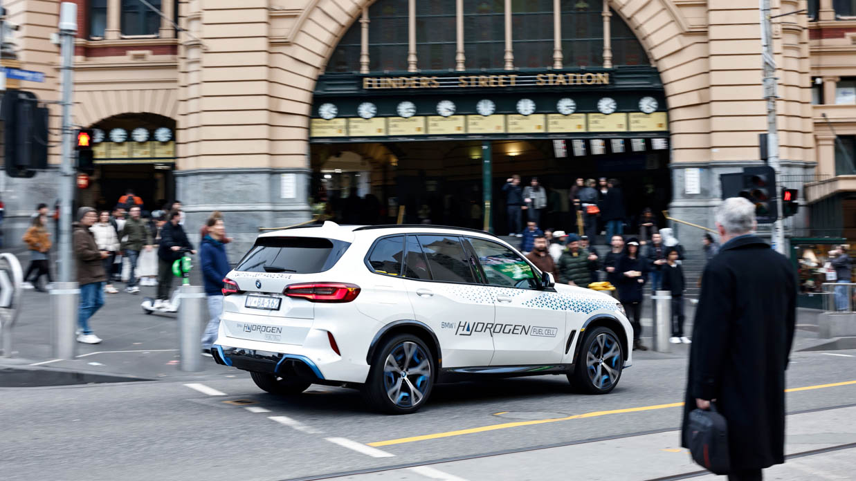 BMW iX5 hydrogen 2024 city 3