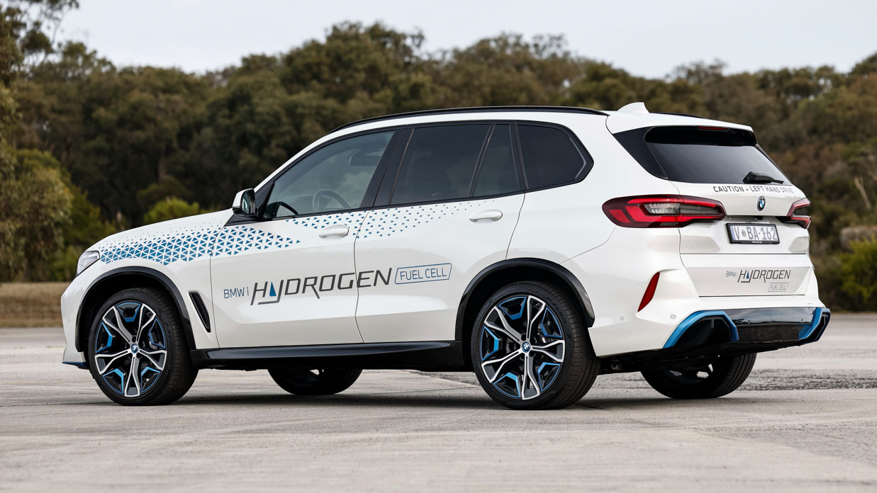 BMW iX5 hydrogen 2024 rear 3/4