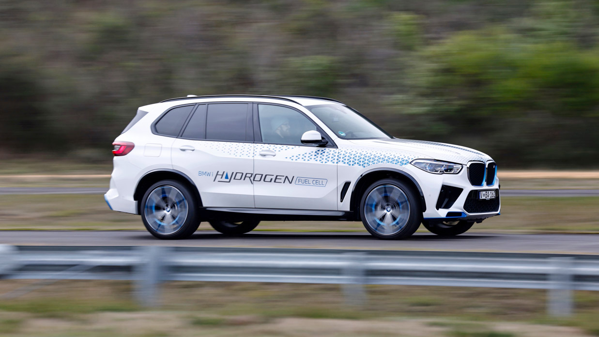 BMW iX5 hydrogen 2024 driving front 3/4 2