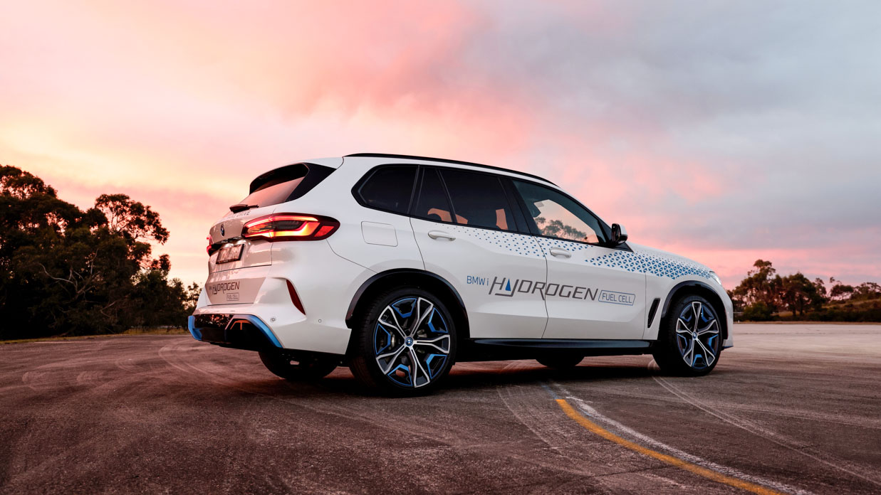 BMW iX5 hydrogen 2024 rear 3/4 2