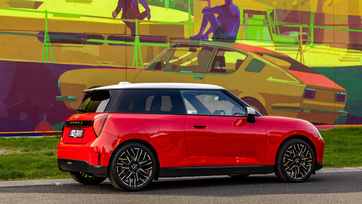 2024 Mini Cooper SE side profile static