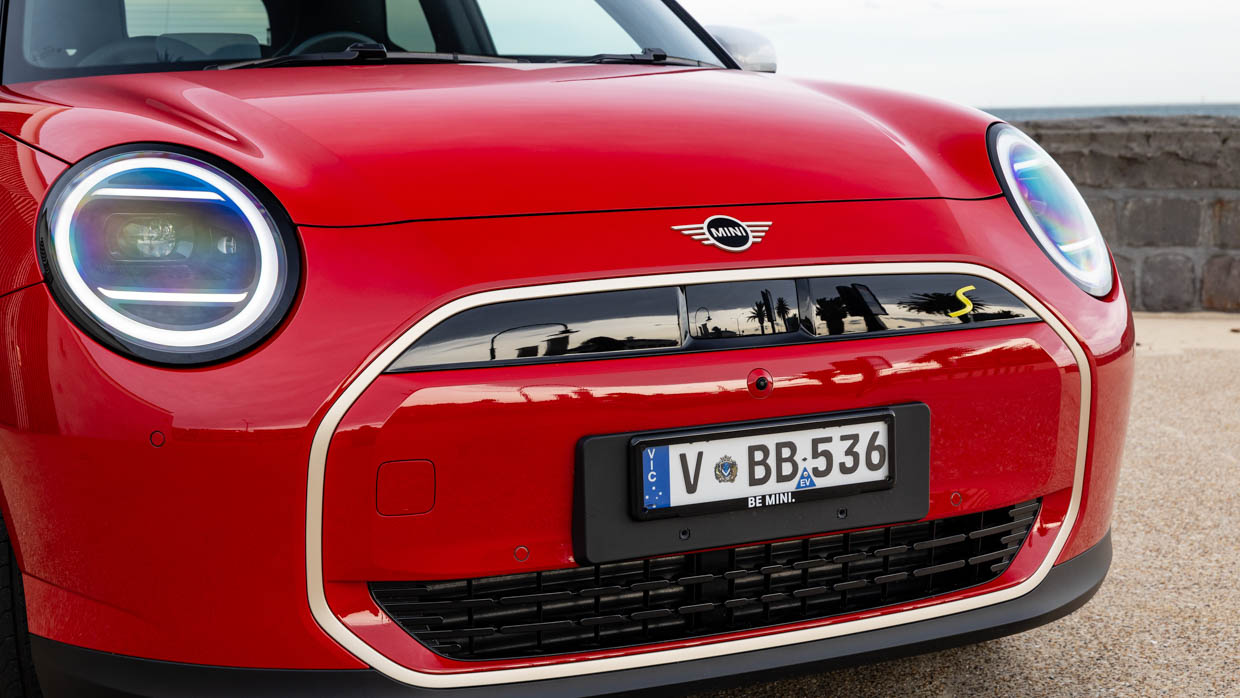 2024 Mini Cooper SE front end grille look
