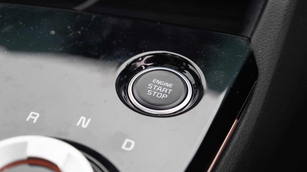 Kia Sportage GT-Line Hybrid 2024 LT button