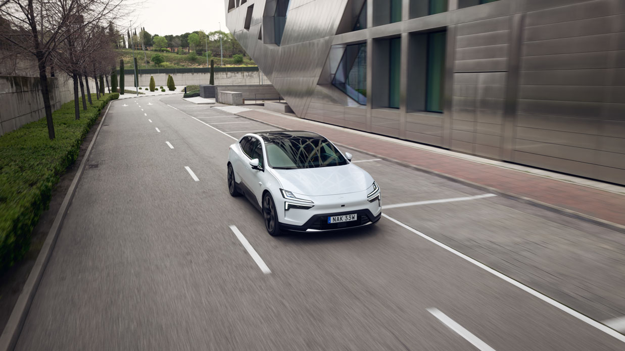 Polestar 4 2024 driving front