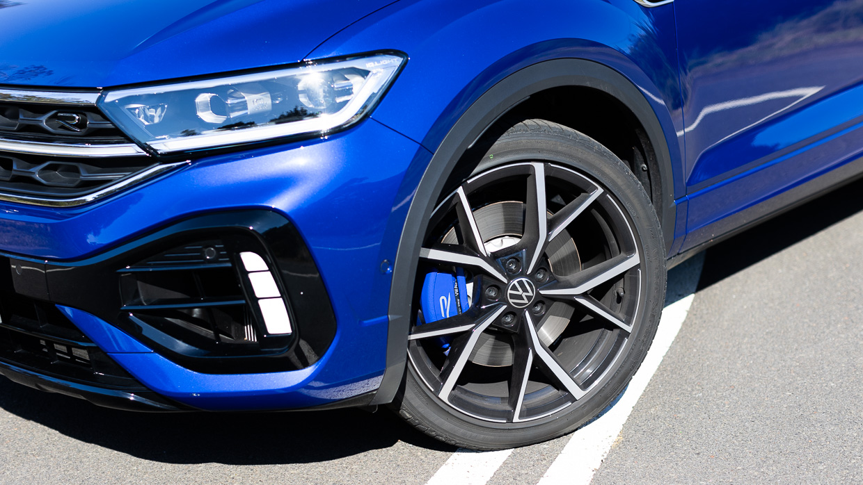 Volkswagen T-Roc R 2024 front 3/4 close