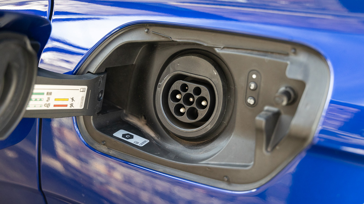 Volkswagen Touareg R 2024 plug