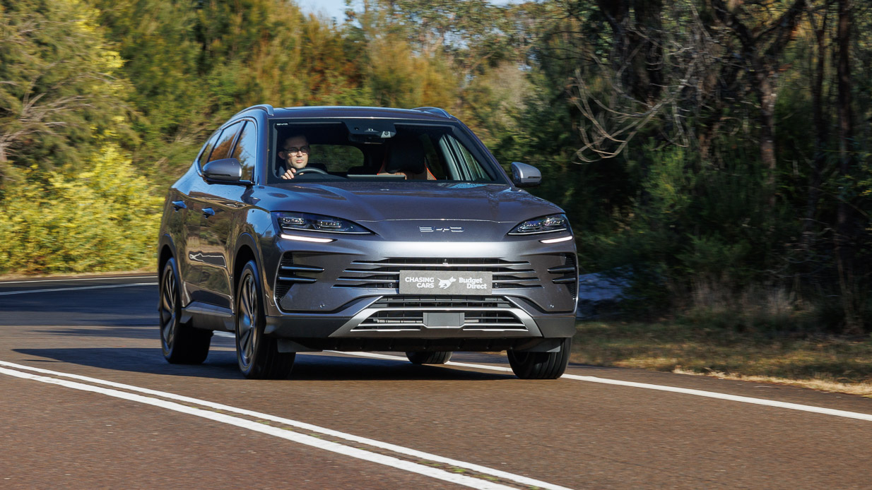 2024 BYD Sealion 6 front 3/4 passing shot 2