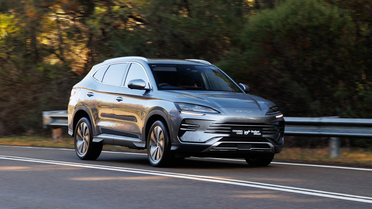 2024 BYD Sealion 6 front 3/4 passing shot