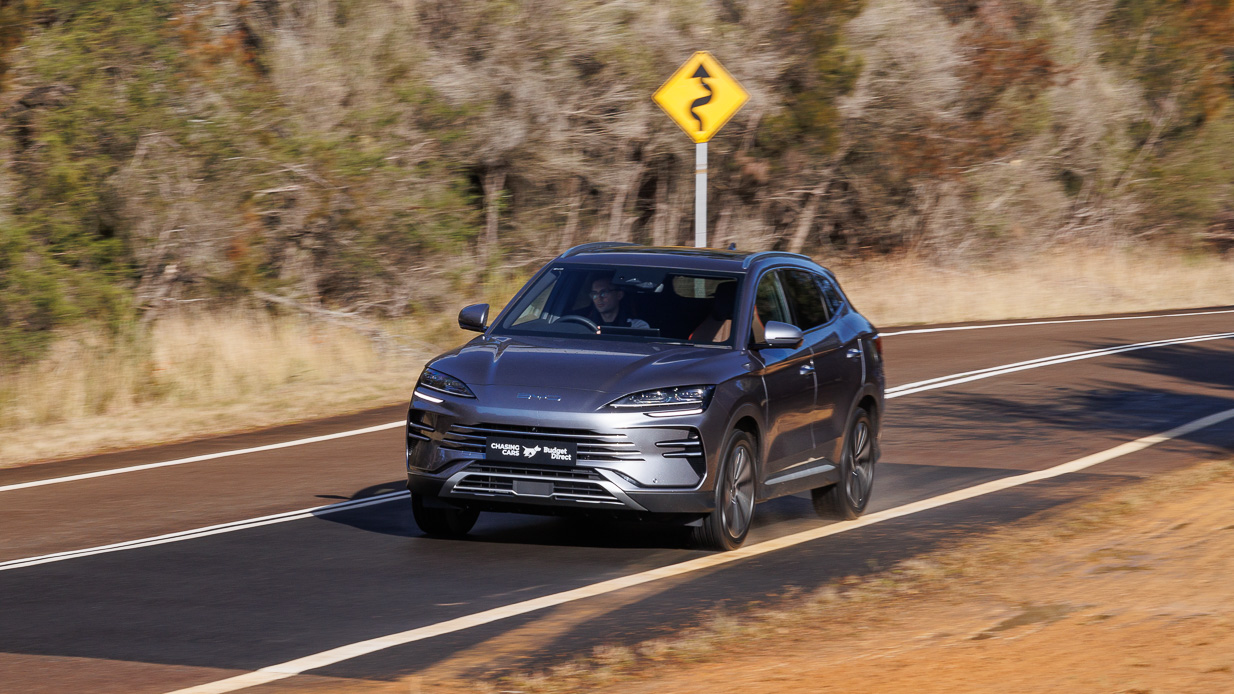 2024 BYD Sealion 6 front 3/4 driving shot