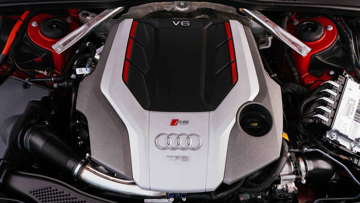 Audi RS4 Avant 2024 engine 2