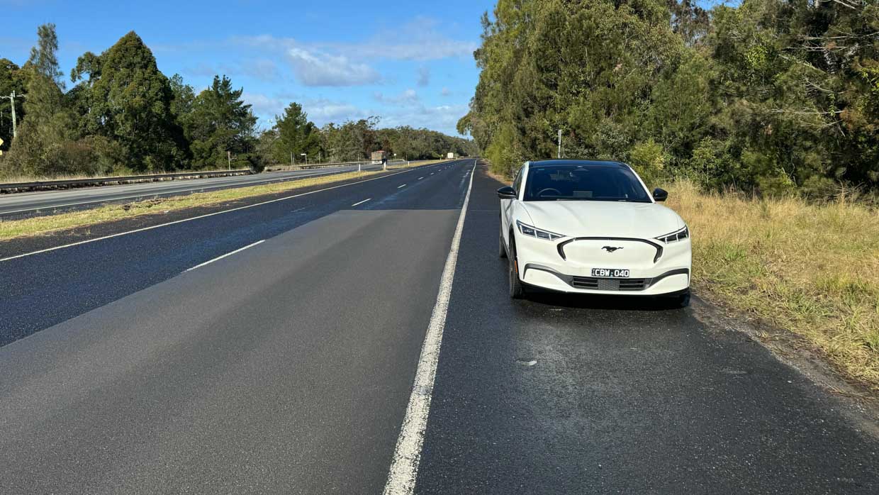 Ford Mustang Mach-E Premium 2024 highway