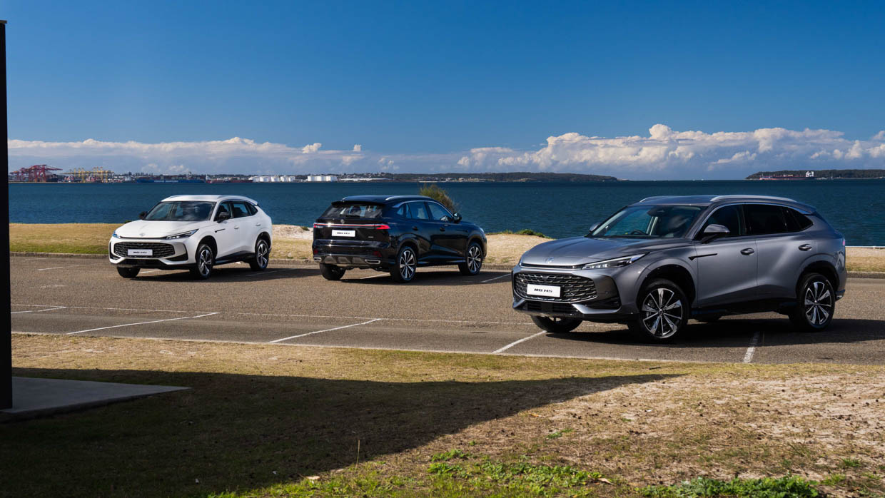 2024 MG HS trio group shot static