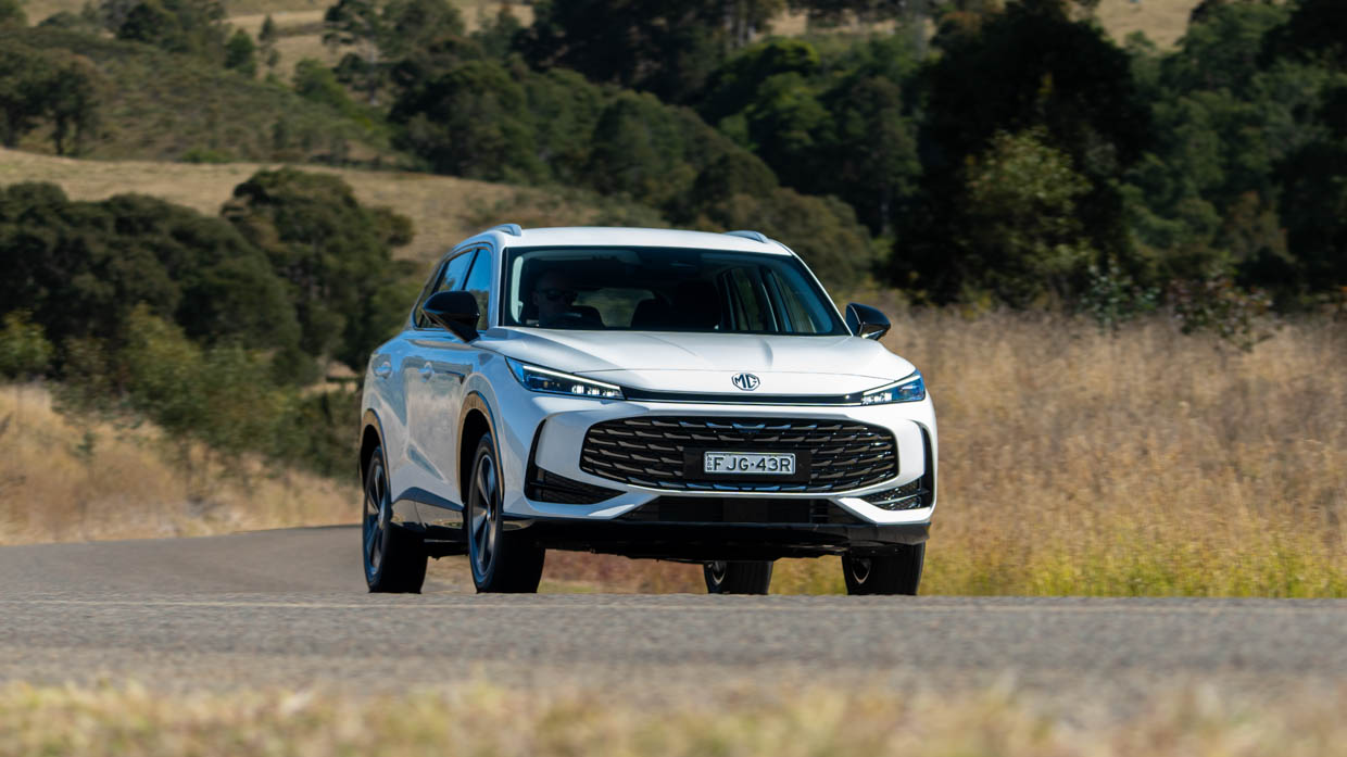 2024 MG HS white front 3/4 driving shot