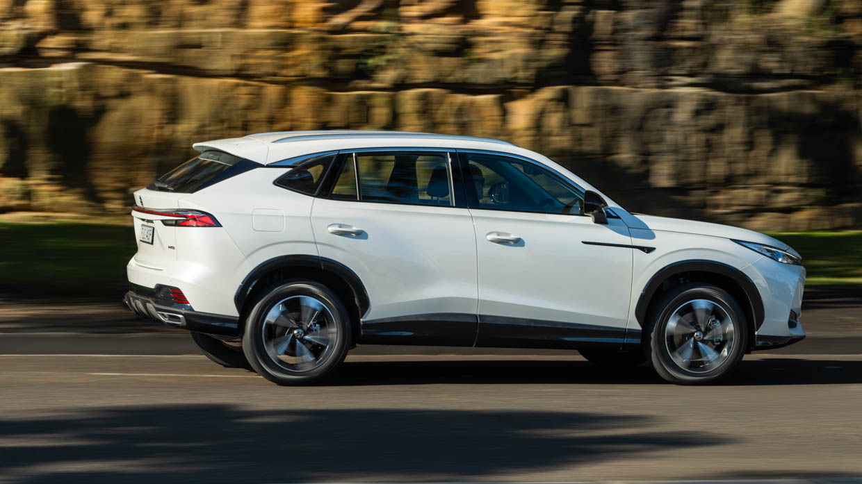 2024 MG HS white side angle driving shot