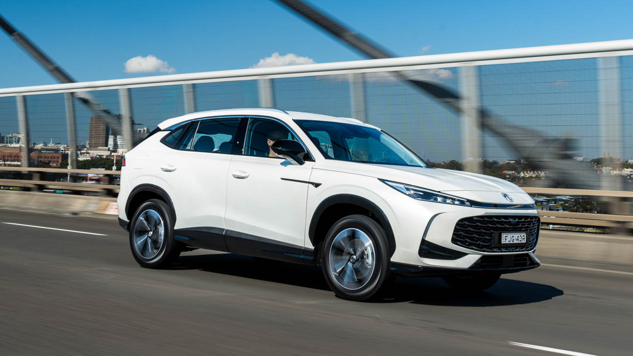 2024 MG HS white highway tracking shot