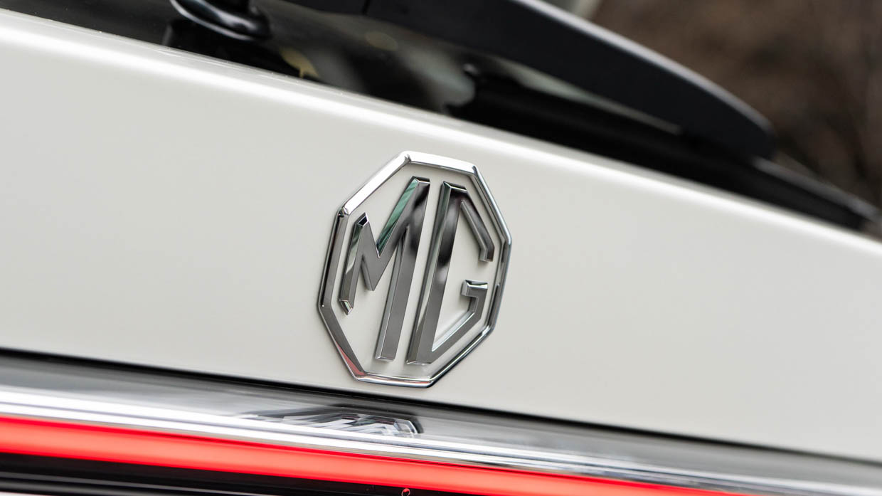2024 MG HS white rear MG badge