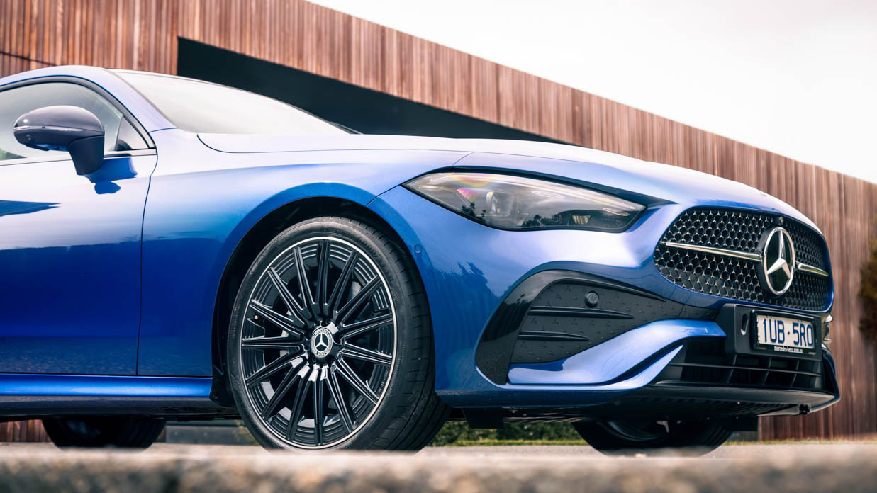 Mercedes-AMG CLE 300 2024 front 3/4 close