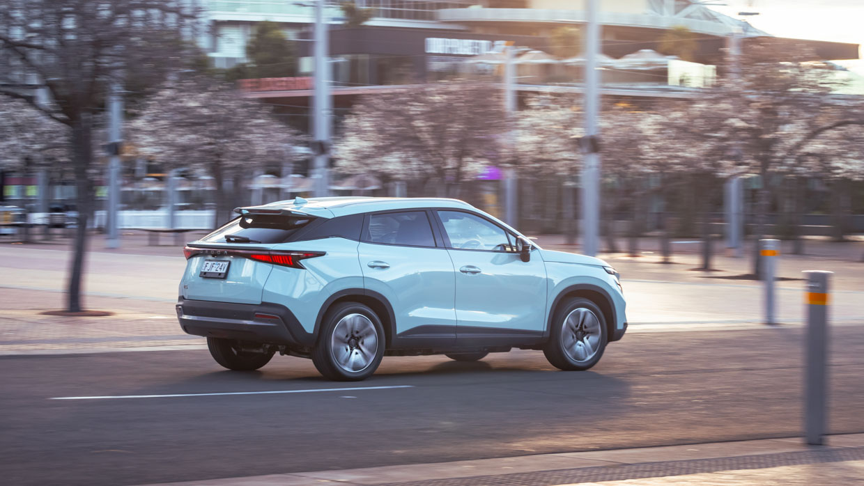 Chery Omoda E5 2024 driving 3