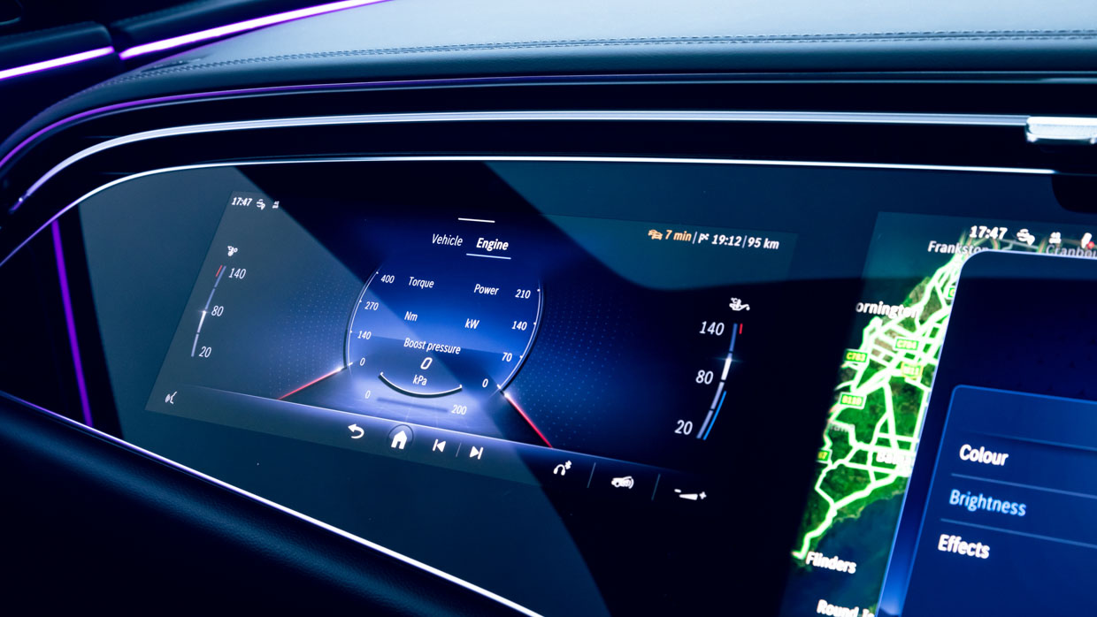 Mercedes-Benz E300 2024 side screen