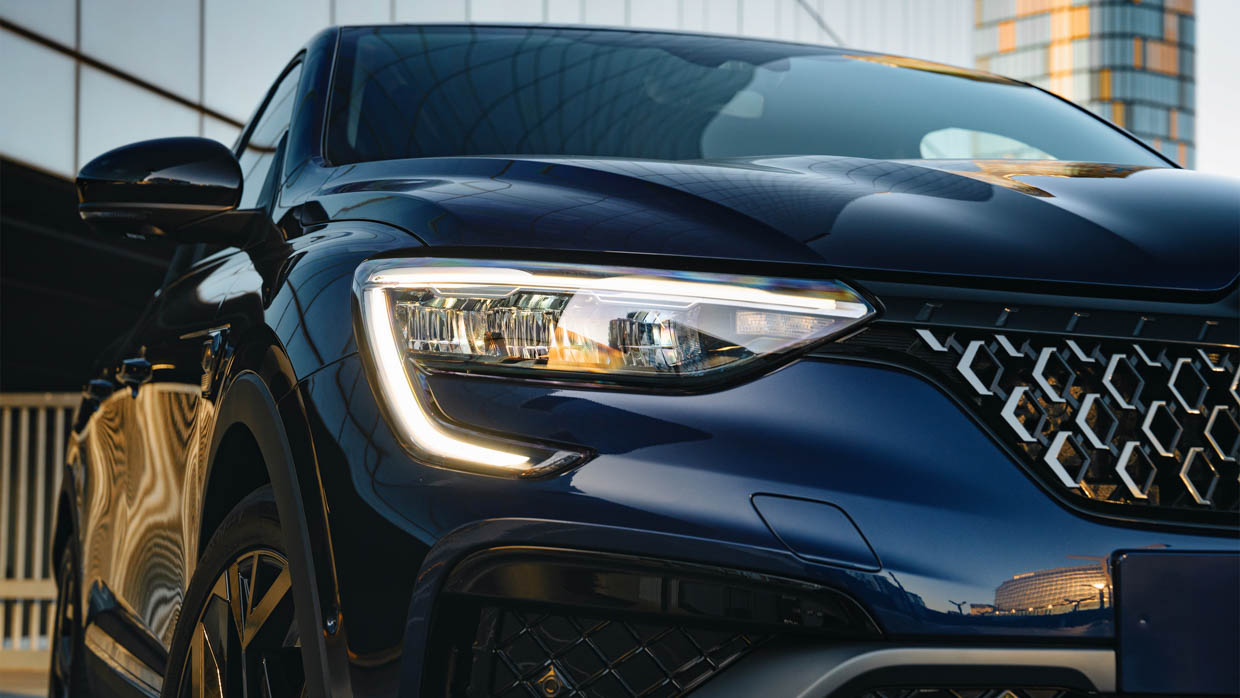 2024 Renault Arkana Esprit Alpine exterior front LED headlights