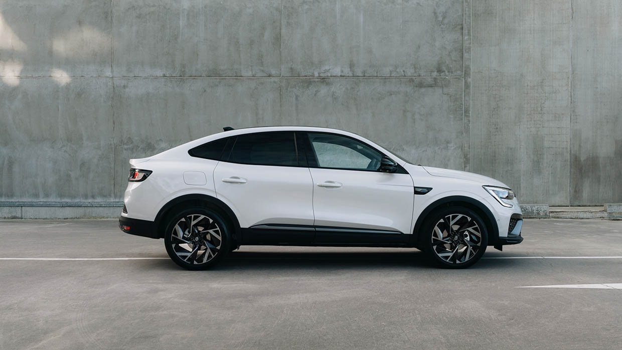 2024 Renault Arkana Esprit Alpine side angle white paint