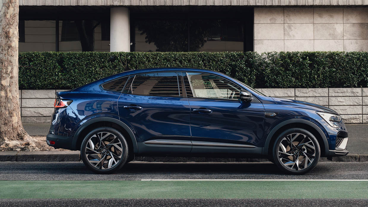 2024 Renault Arkana Esprit Alpine side angle street shot