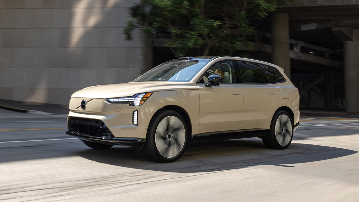 Volvo EX90 2024 driving city