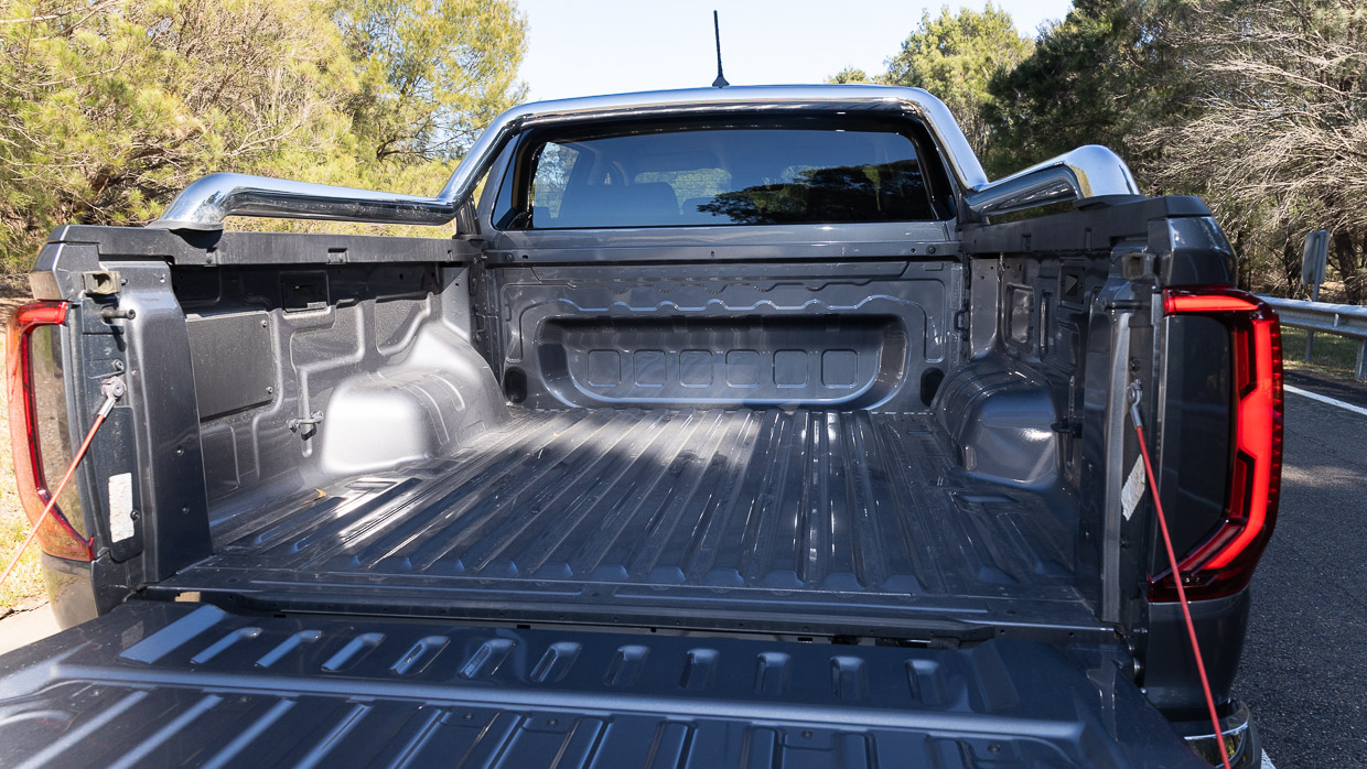2024 Volkswagen Amarok Style TDI500 tray with tailgate open