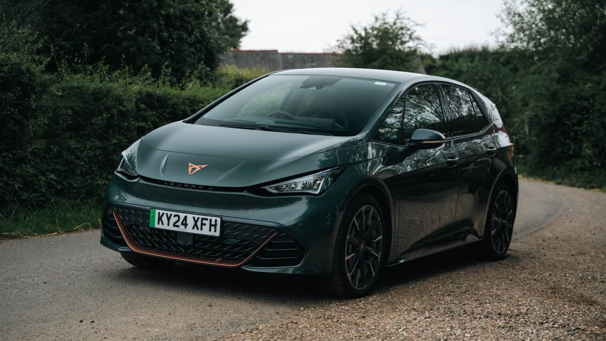 2024 Cupra Born VZ front 3/4 angle static