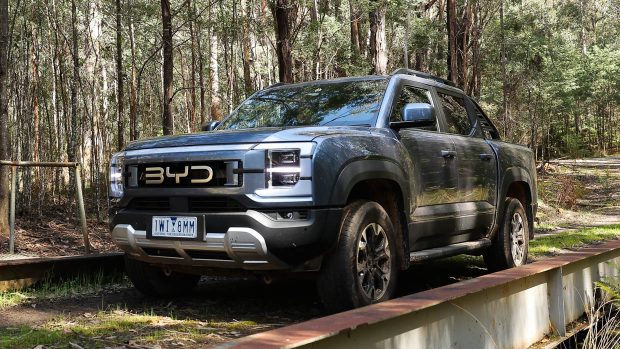 2025 BYD Shark 6 front 3/4 bridge shot