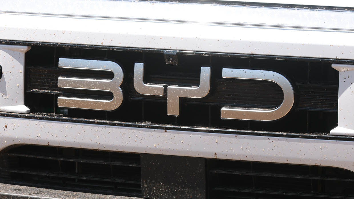2025 BYD Shark 6 white front badging