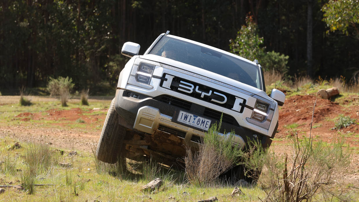 2025 BYD Shark 6 white off-road articulation