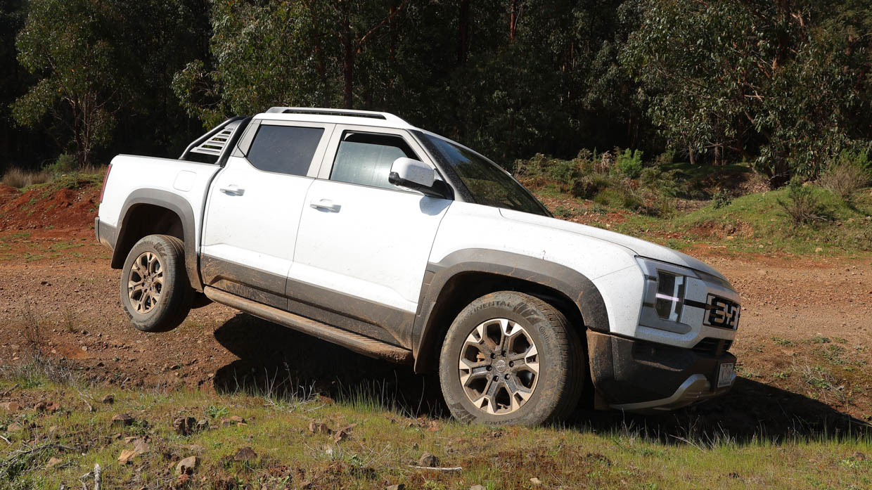 2025 BYD Shark 6 white wheel lift front 3/4