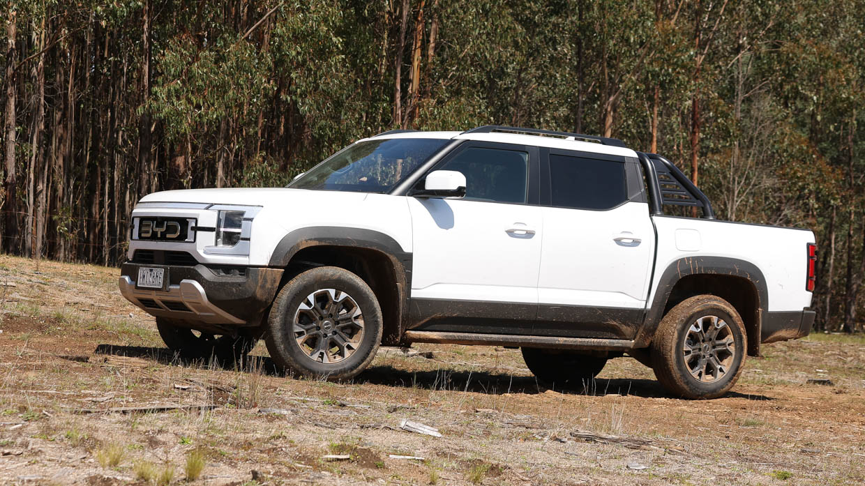 2025 BYD Shark 6 white 3/4 incline angle