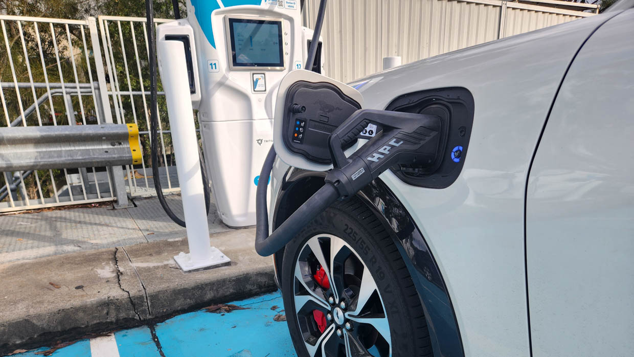 Ford Mustang Mach-E Premium 2024 charging