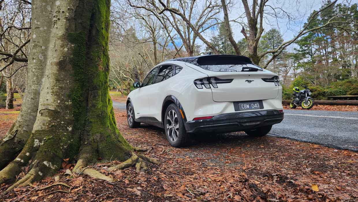 Ford Mustang Mach-E Premium 2024 phone 2