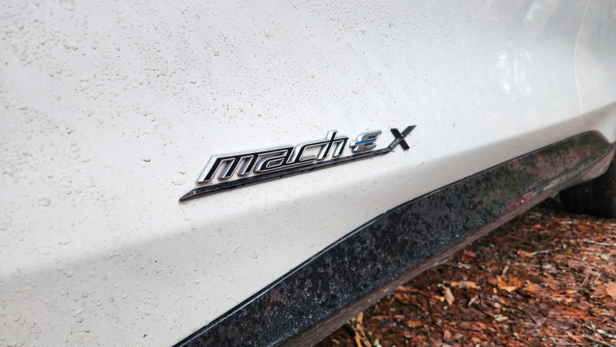 Ford Mustang Mach-E Premium 2024 phone 3