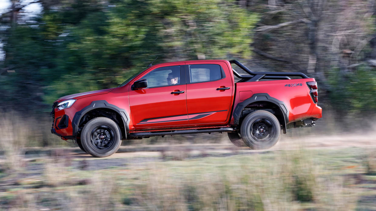 Isuzu D-Max Blade 2025 side dirt