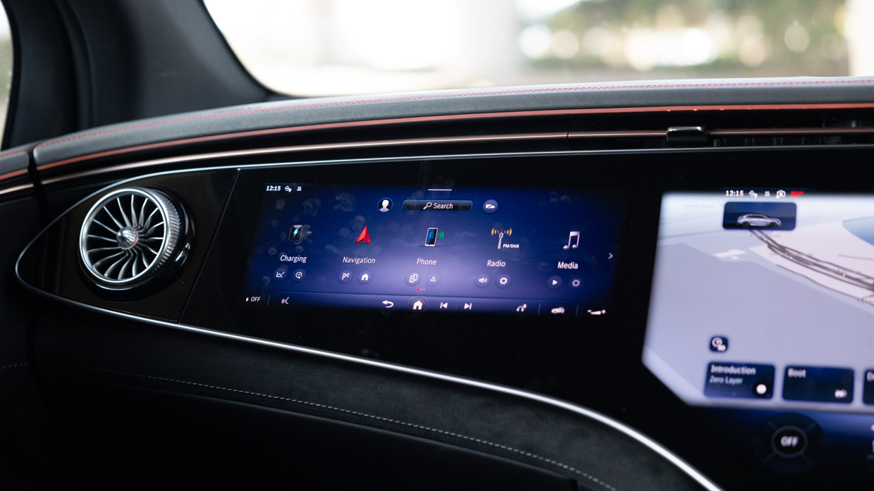 Mercedes-AMG EQE 53 SUV 2025 side screen