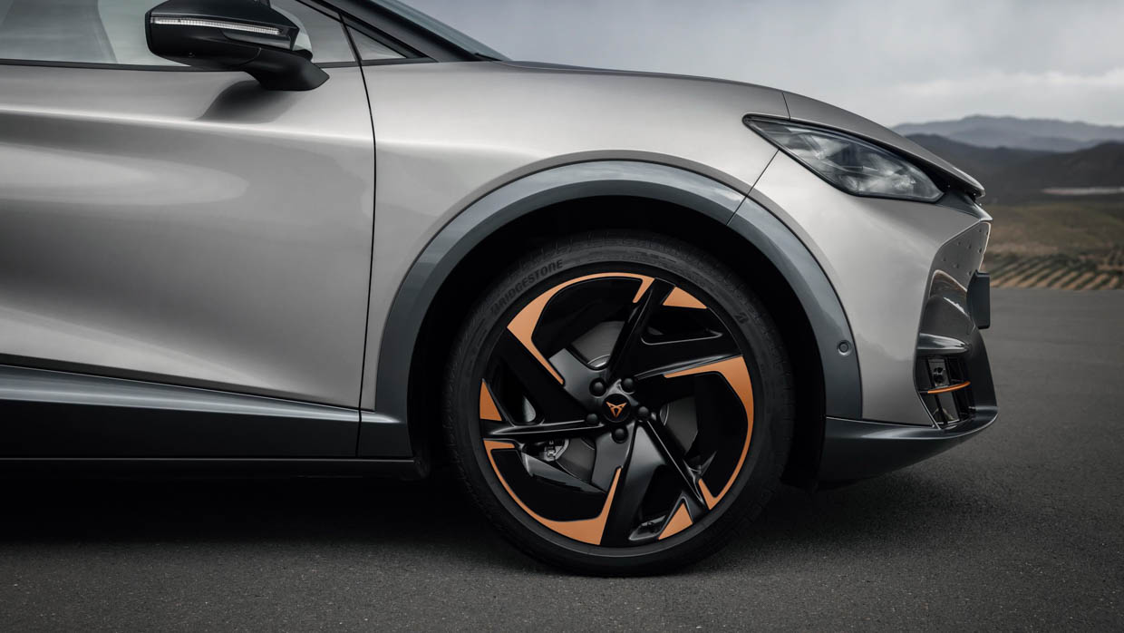 2025 Cupra Tavascan silver front alloy wheel design