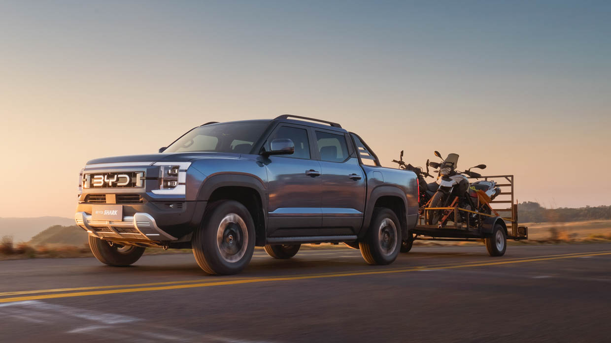 2025 BYD Shark 6 front 3/4 towing trailer