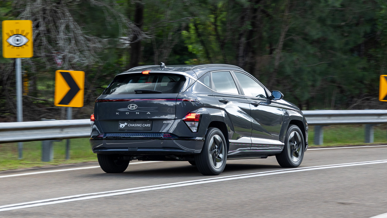 Hyundai Kona Electric 2024 riding rear 3/4 5