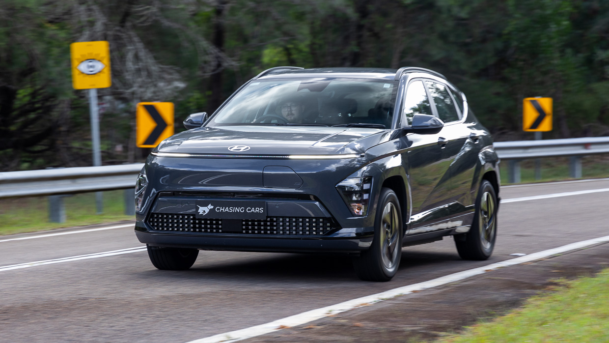 Hyundai Kona Electric 2024 driving front 3/4 15