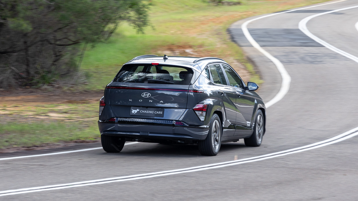 Hyundai Kona Electric 2024 driving rear 3/4