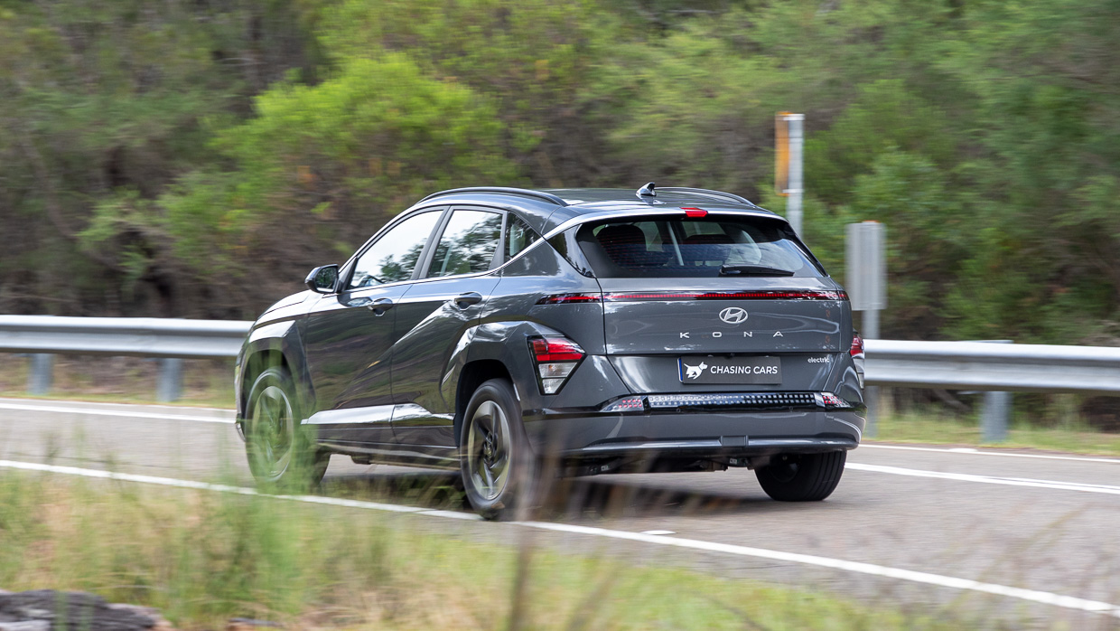 Hyundai Kona Electric 2024 driving rear 3/4 5